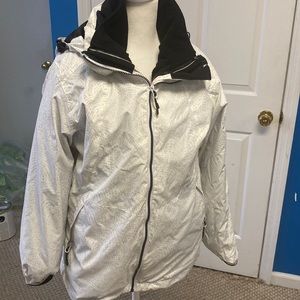 2 layered ski jacket. Inner black fleece jacket. White outer jacket